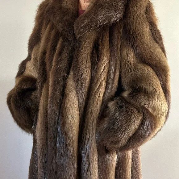 Luxurious Beaver/Fox Full-Length Fur Coat - Picture 7 of 13